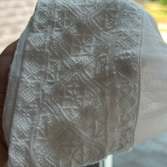 Summer sheer 3/4 sleeve Chicos Size 2 Embroidery overlay Vneck summer top - Picture 6 of 15